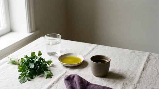Stillleben mit Wasser, Olivenöl, Kaffee und frischen Kräutern als Sinnbild für eine leberfreundliche Ernährung statt einer Leberkur