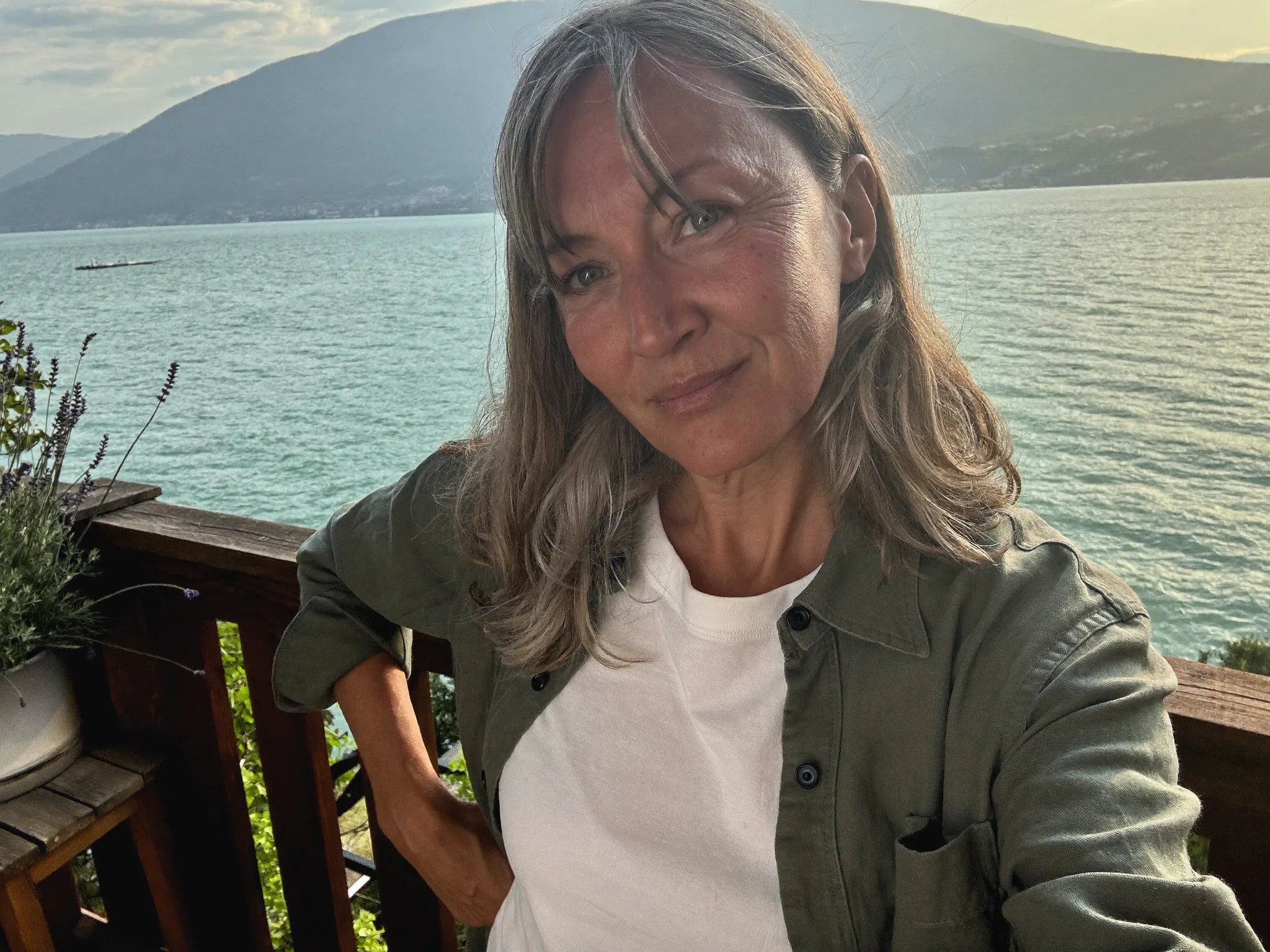 Claudia H. auf ihrer Terrasse am Thunersee